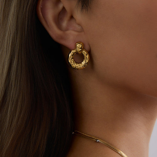 18K gold hollow round with texture design unique personality earrings18K gold hollow round with texture design unique personality earrings