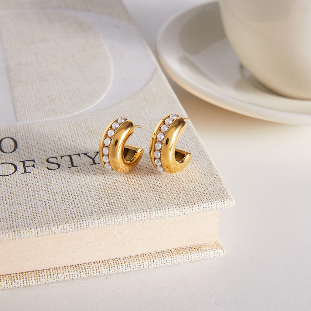 Luxurious and sophisticated 18K gold earrings with embedded pearls.