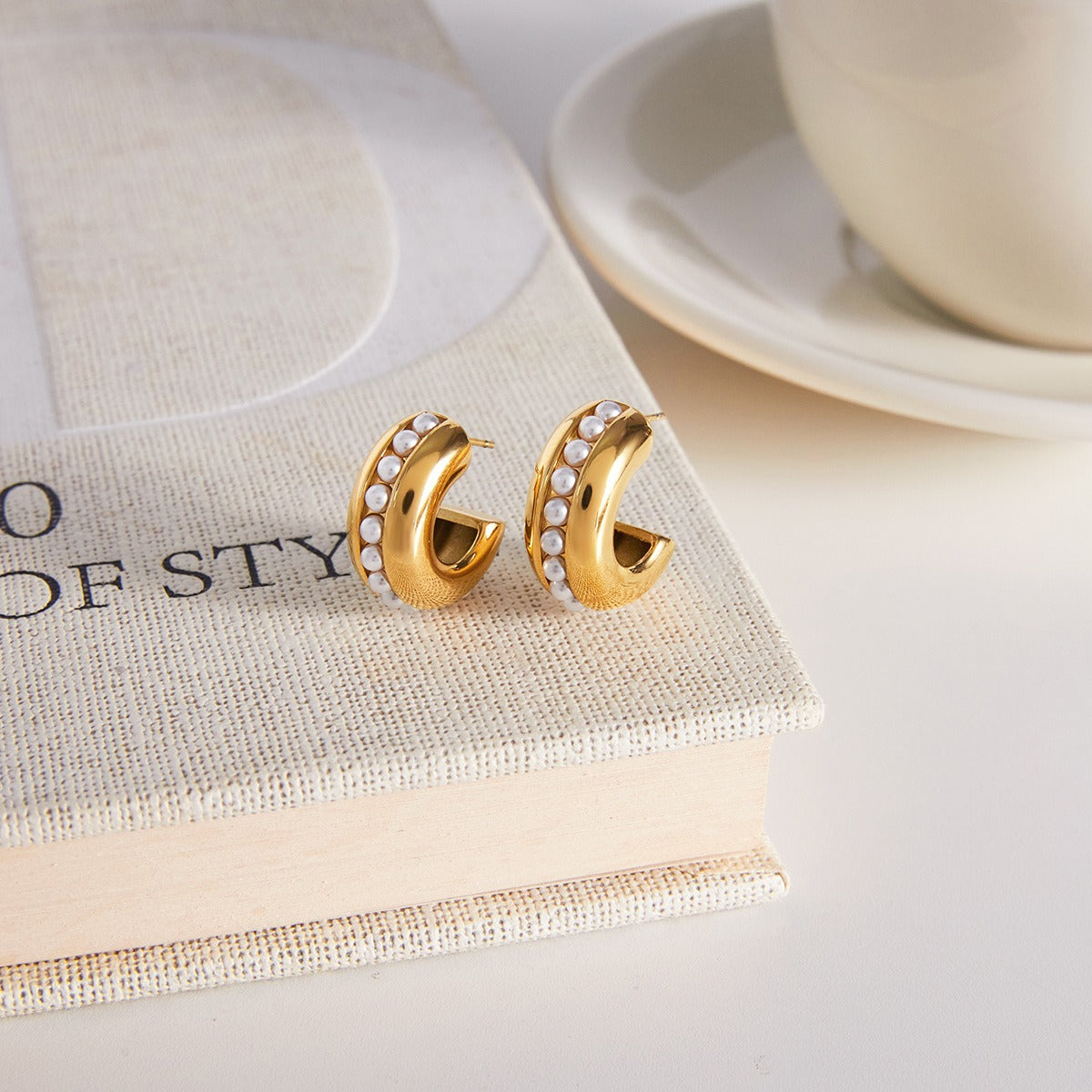 Luxurious and sophisticated 18K gold earrings with embedded pearls.
