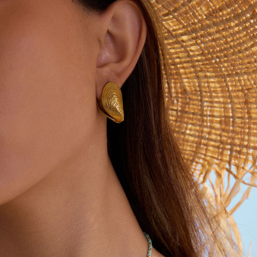 18K gold open sea clam with textured design exquisite and fashionable earrings