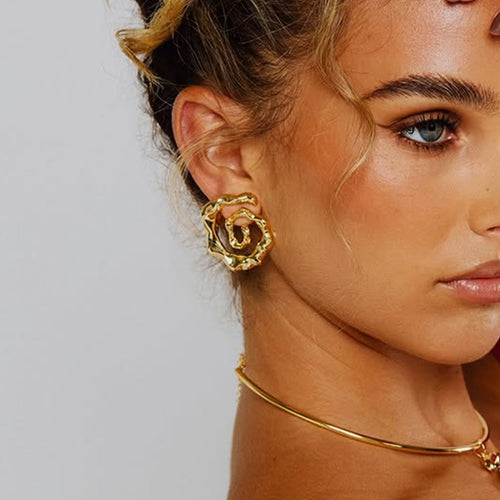 18K gold hollow thread with texture design simple and elegant earrings