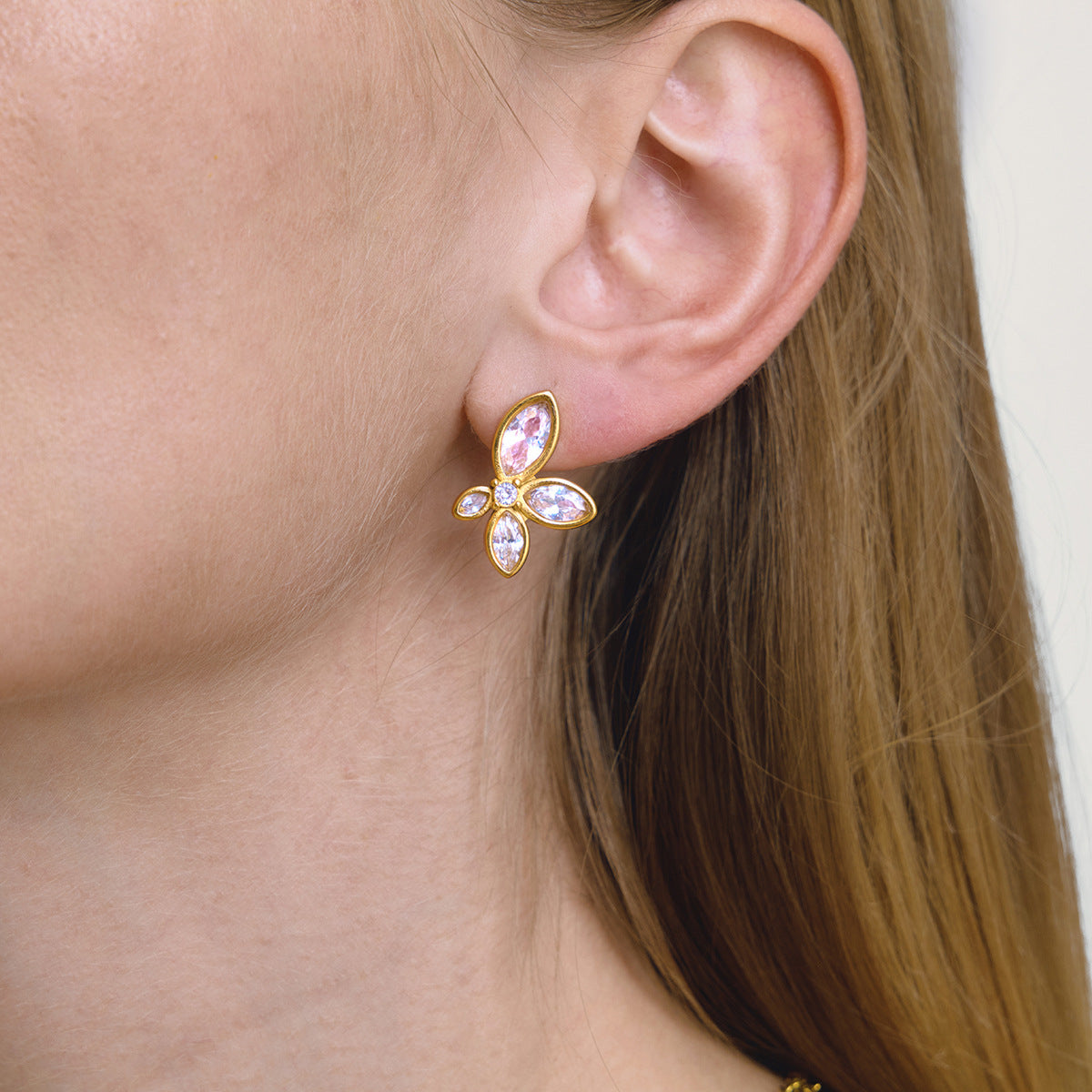White Flower Zircon Stud Earrings