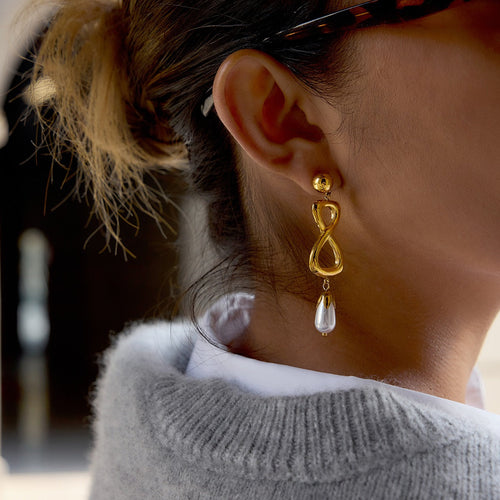 18K gold figure-eight shaped titanium steel earrings for autumn and winter.