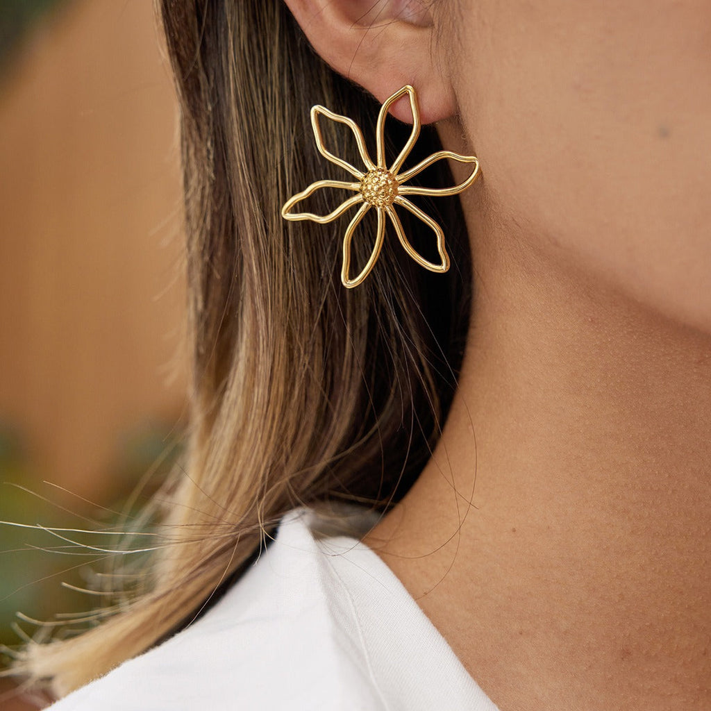 18K gold wire flower stud earrings