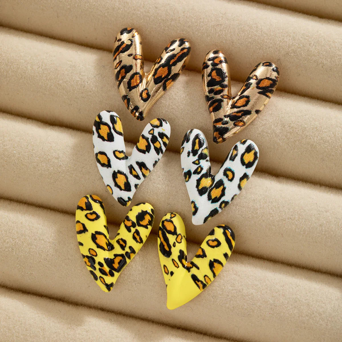 3 pairs of personalized and versatile leopard print heart-shaped women's earrings set, red spray painted earrings