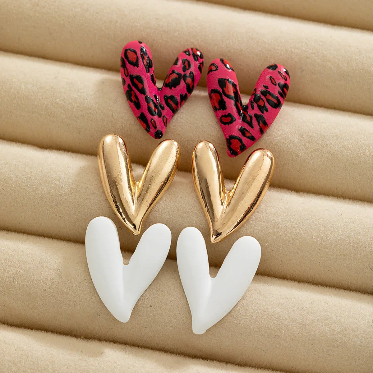 3 pairs of personalized and versatile leopard print heart-shaped women's earrings set, red spray painted earrings
