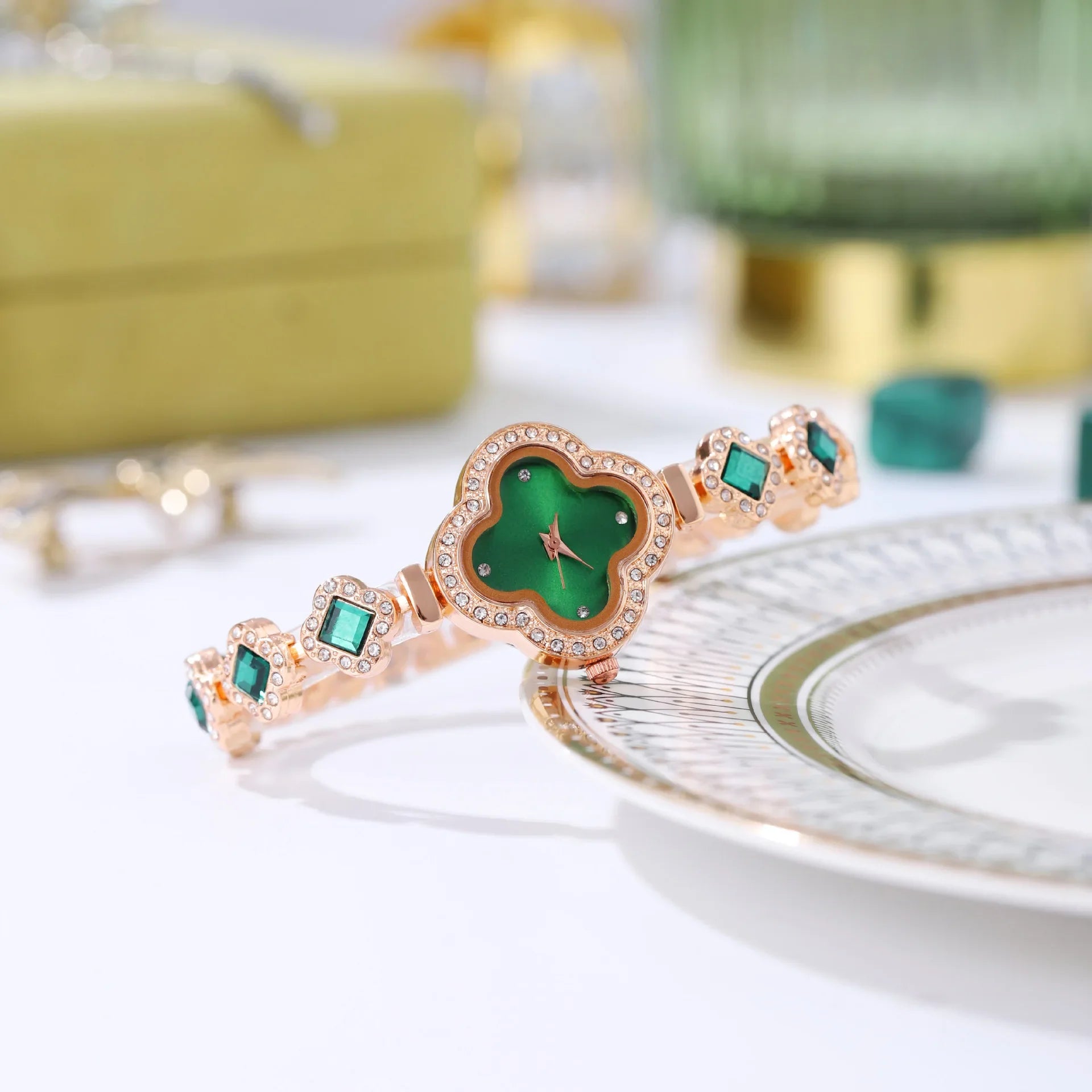 Clover bracelet watch with quartz and diamond inlay, fashionable women's watch